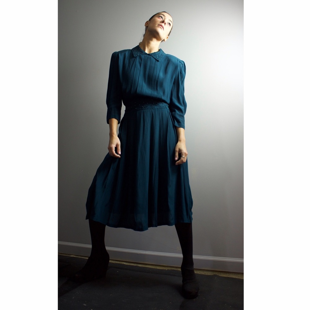 Vintage dark hunter green pleated dress w/ pearl beading on collar